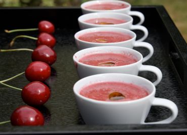 Třešňové gaspacho s rajčaty