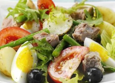 Salát Nicoise.