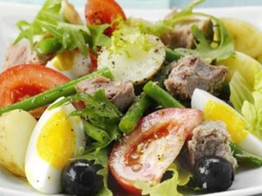 Salát Nicoise.