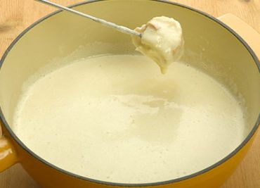 Sýrové fondue (ementál, gouda, žervé)