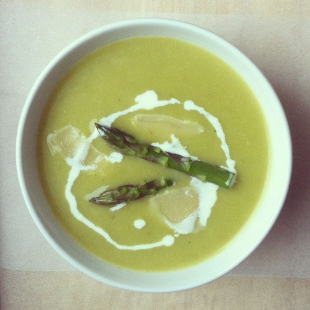 Recept Chřestová polévka se sýrovými krutony Tradičnírecepty.cz