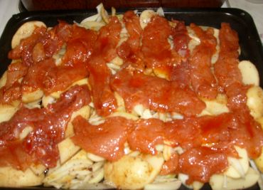 Vepřové maso pečené z brambory a cibulí