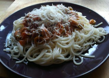 Špagety s kuřecím a olivama