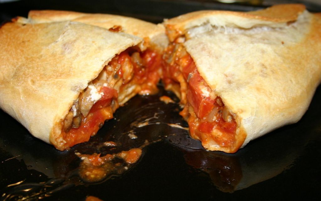 Recept: Plněná pizza Calzone | Tradičnírecepty.cz
