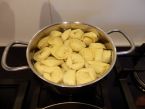 Tortellini s ricottou, špenátem a rajčatovou omáčkou