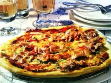 Tuňáková pizza s bazalkou