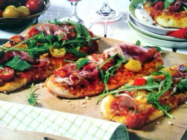 Minipizza se šunkou a rajčaty