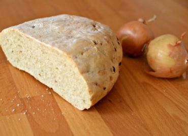 Tradiční cibulový chléb v troubě