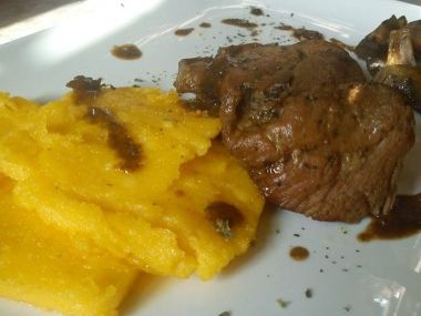 Polenta s vepřovým masem a žampiony