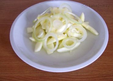 Jablkový salát s cibulí