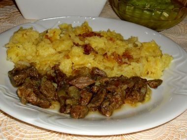 Vařené hovězí maso na cibulce
