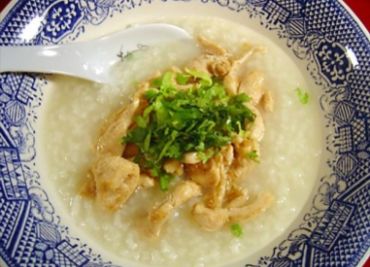 Rýžová polévka Khao Tom Kai