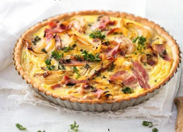 Quiche se slaninou, cibulí a tymiánem