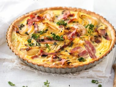 Quiche se slaninou, cibulí a tymiánem