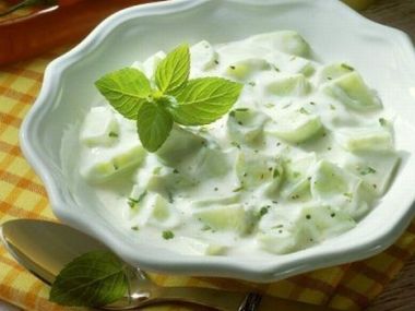 Okurkový salát s jogurtem