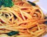 Špagety s bazalkovým pestem a zeleninovým salátem