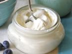 Zdravá opulentní snídaně - jogurt s praženými konopnými semínka a hruškou