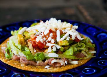 Tostadas se salátem a avokádem