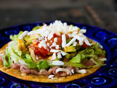 Tostadas se salátem a avokádem