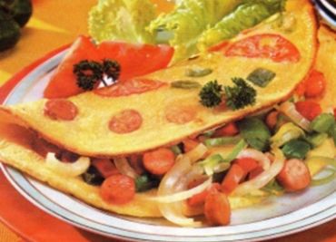 Omeleta se zeleninou a párkem