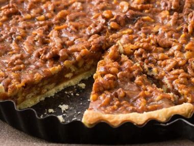 Karamelový koláč s vlašskými ořechy