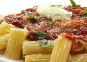 Rigatoni con salsa di pomodoro (trubky s rajskou)