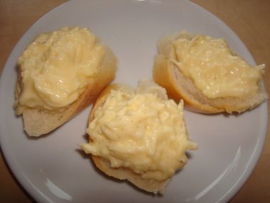 Česneková pomazánka se strouhaným sýrem na jednohubky