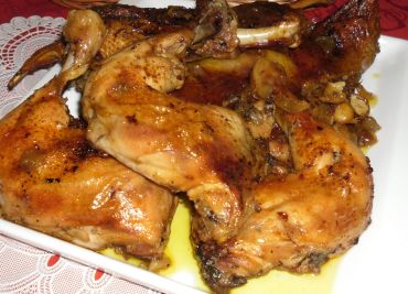 Pečená kachna a kuřecí stehna na cibuli