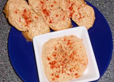 Pikantní chilli sýrová pomazánka na chlebíčky a jednohubky