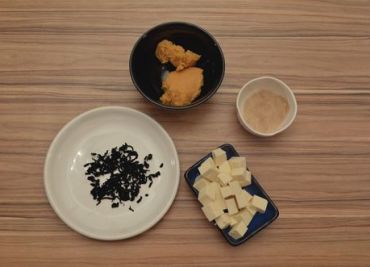 Polévka Miso s řasou Fueru Wakame a Tofu