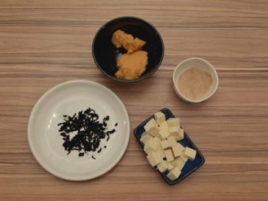 Polévka Miso s řasou Fueru Wakame a Tofu