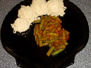Pikantní zelené fazolky na rajčatech s chilli a s kuskusem