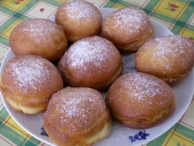 Choceňské koblížky s hruškou a brusinkami