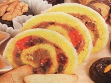 Roláda s punčovou náplní a citronovou polevou