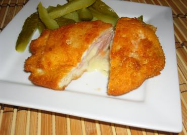 Plněný kuřecí plátek sýrem a debrecínkou