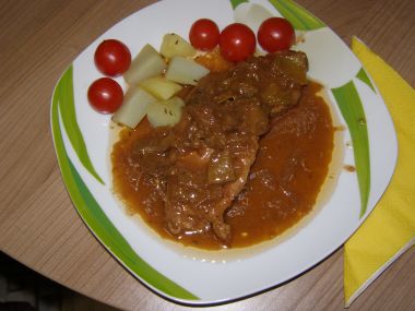 Vepřové plátky se zkaramelizovanou cibulí a jablkem