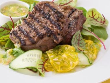 Steak s omáčkou z kiwana