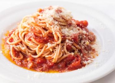 Špagety s rajčatovou omáčkou a křupavou slaninou