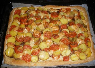 Slaný koláč z listového těsta s brambory, rajčaty a sýrem