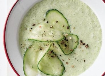 Okurková polévka se zakysanou smetanou, olivami a bylinkami