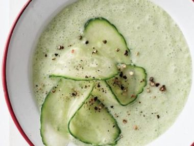 Okurková polévka se zakysanou smetanou, olivami a bylinkami
