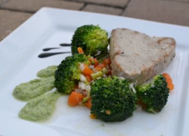Grilovaný tuňák s brokolicovým salátem