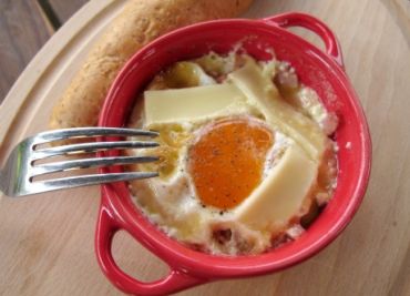 Zapečené vejce se šunkou a smetanou