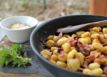 Gnocchi se slaninou a sušenými rajčaty