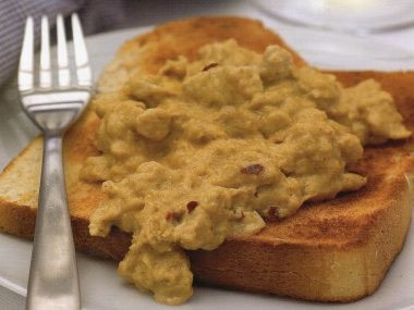 Pikantní míchaná vejce na toastu