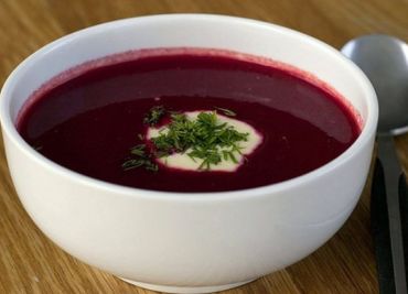 Polévka z červené řepy se smetanou