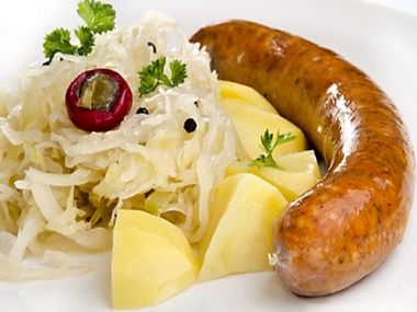 Bavorské klobásky se zelím a bramborem