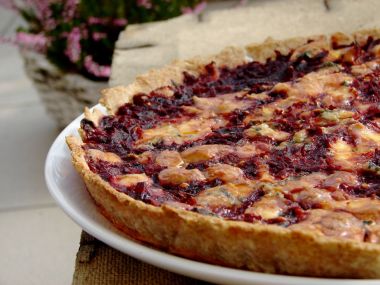 Quiche s červenou řepou, kozím sýrem a ořechy