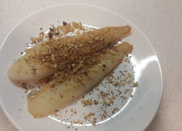 Ryba s posypem z česneku a oříšků
