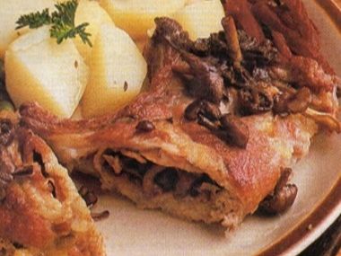 Kotlety s třepenitkou, brambory a zeleninou